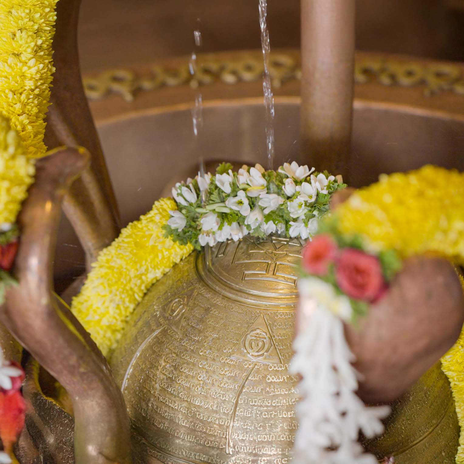 The Yogeshwara Linga symbolises the 5 chakras. 
